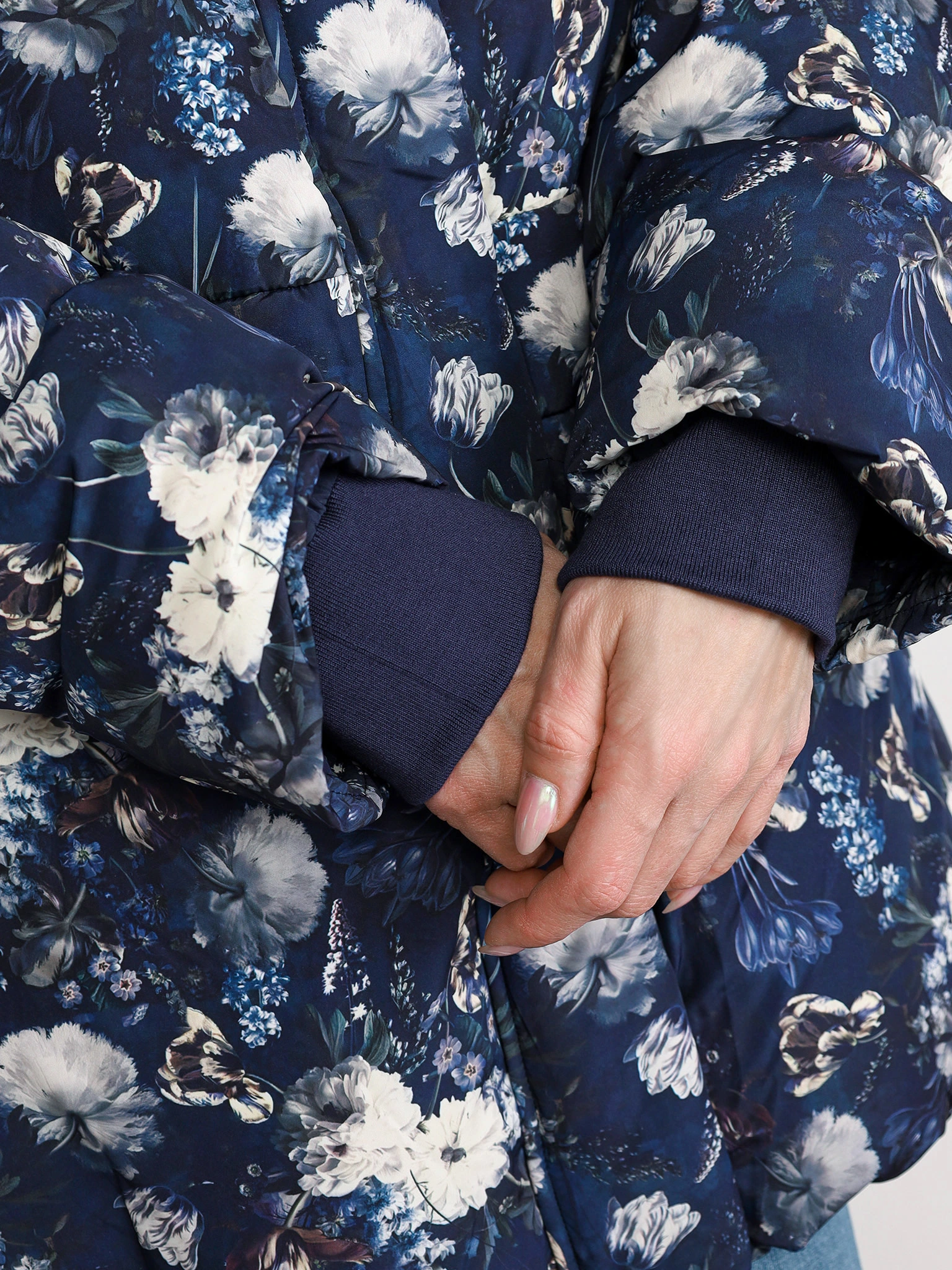 Пуховик с цветочным принтом синего цвета с капюшоном